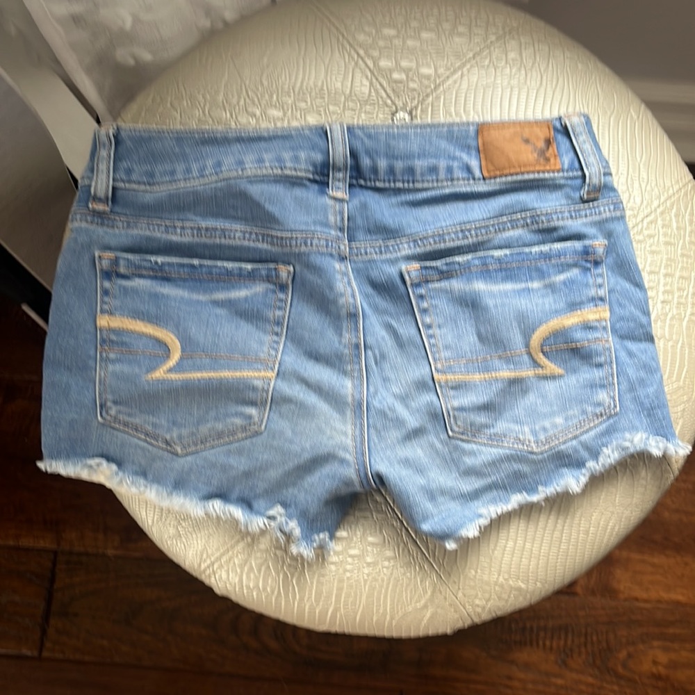 American Eagle Outfitters super stretch light wash Jean shorts! size 0